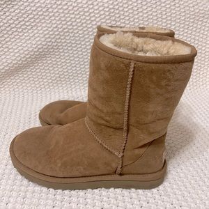 Ugg classic short boot size 8 in chestnut